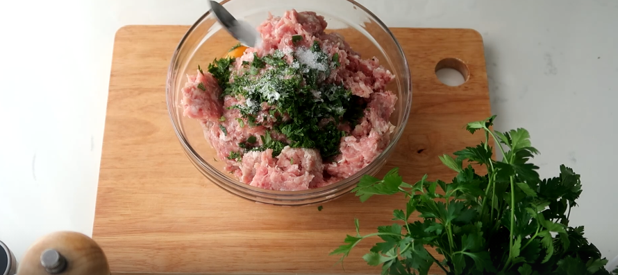 Разбиваем яйцо, добавляем соль и специи