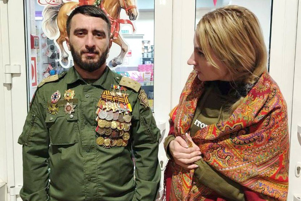    Автор проекта «Жены Героев» Екатерина Колотовкина и один из героев этой истории. Фото: t.me/geroi_samara