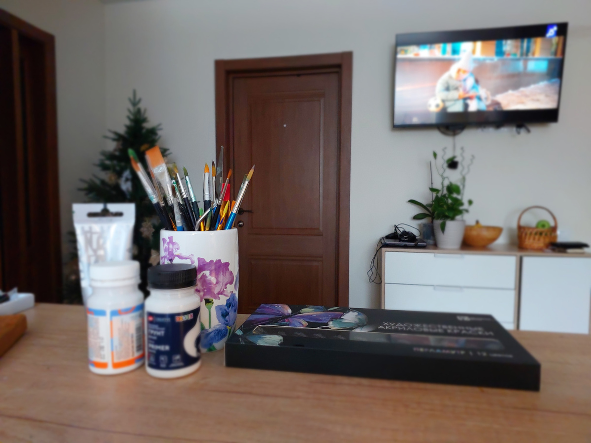 Новогодние фильмы смотрю в компании кистей и красок