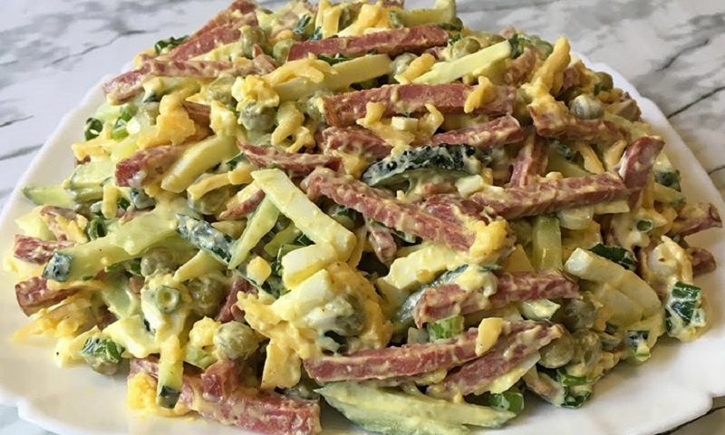 Новогодний салат за пару минут: праздничная вариация с колбасой и сыром для вашего стола