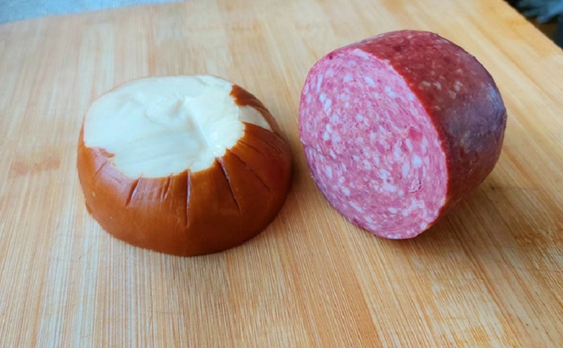 Новогодний салат за пару минут: праздничная вариация с колбасой и сыром для вашего стола