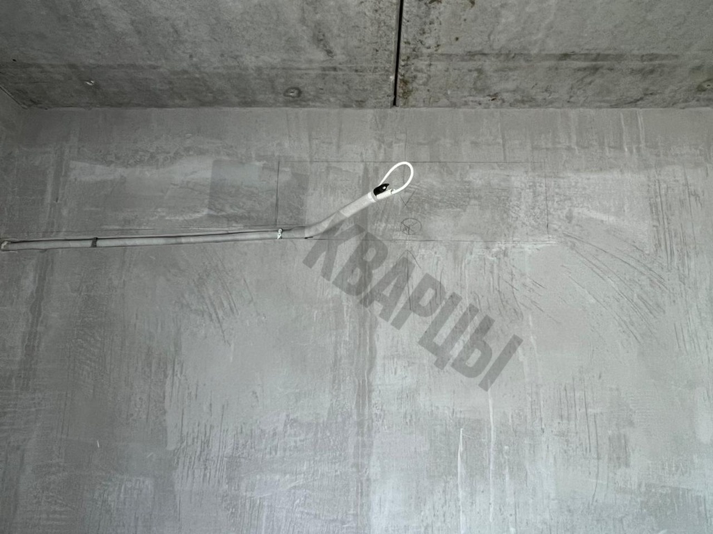 На этапе черновых работ:
штробят стены для прокладки труб и кабеля;
выводят коммуникации к местам установки блоков;
монтируют и подключают наружный блок.
