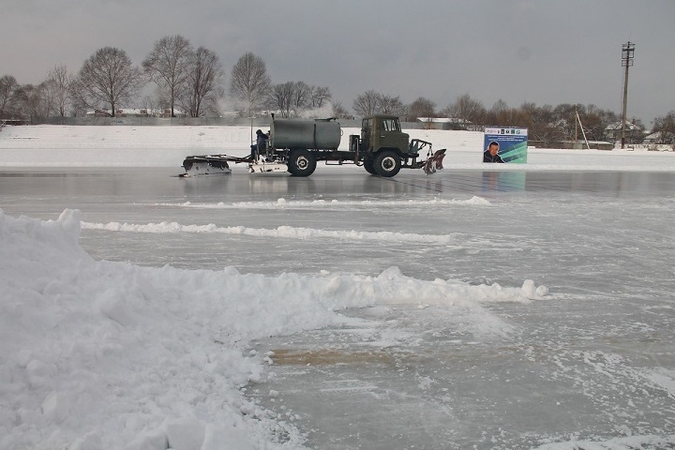    Ледовую арену расчистили от сугробов Андрей САВЕЛЬЕВ
