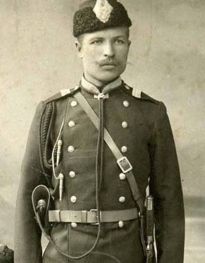 Офицер Корпкса жандармов с шашкой и револьвером.