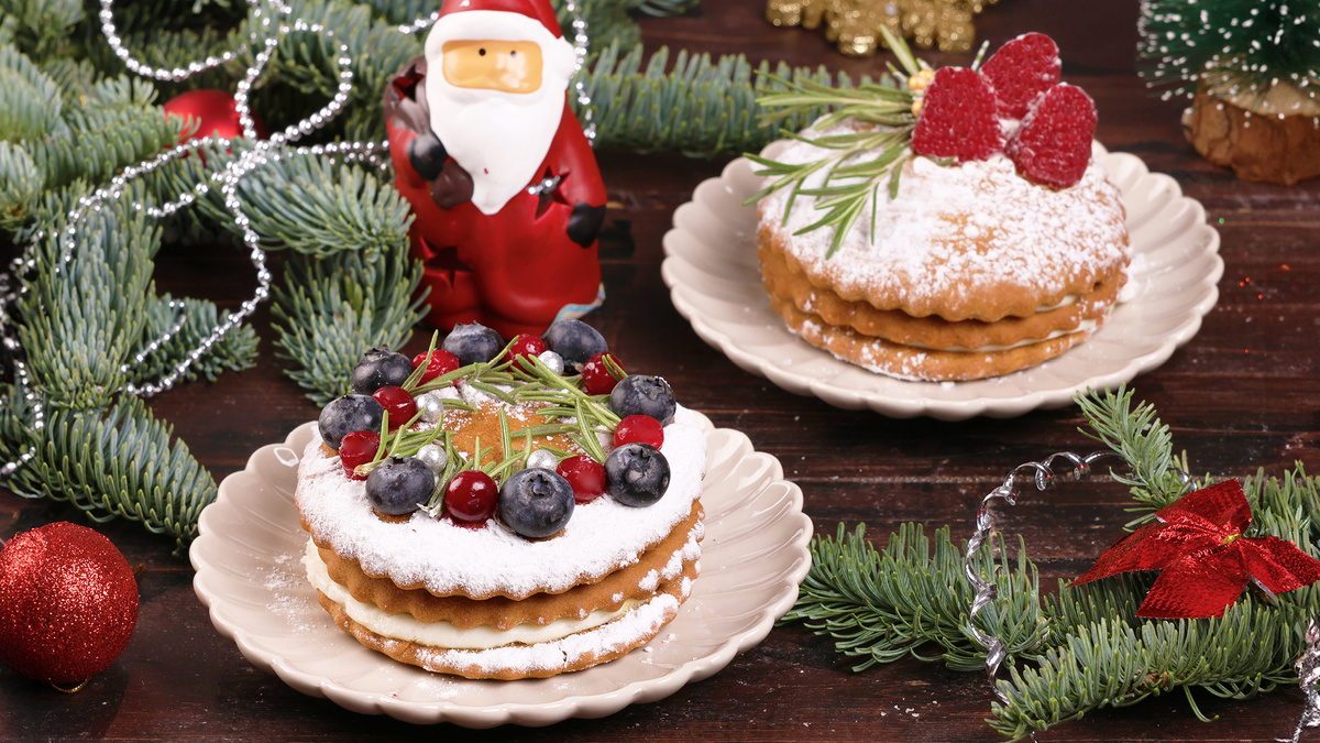 Пирожные ТМ «ЕРМОЛИНО» на новогоднем столе