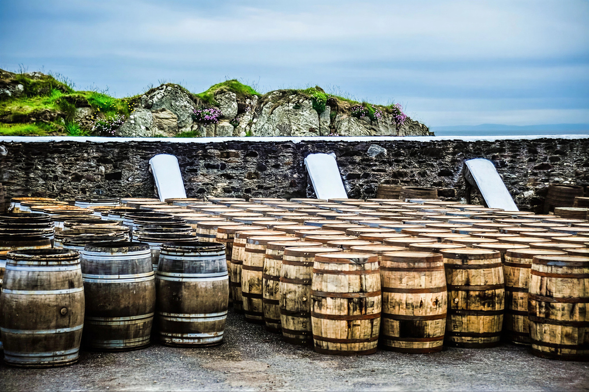Старые бочки на винокурне в Ирландии