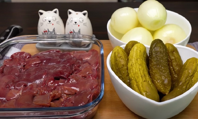 Секретный советский салат с печенью и маринованными огурцами: неожиданная гармония вкуса для вашего праздничного стола