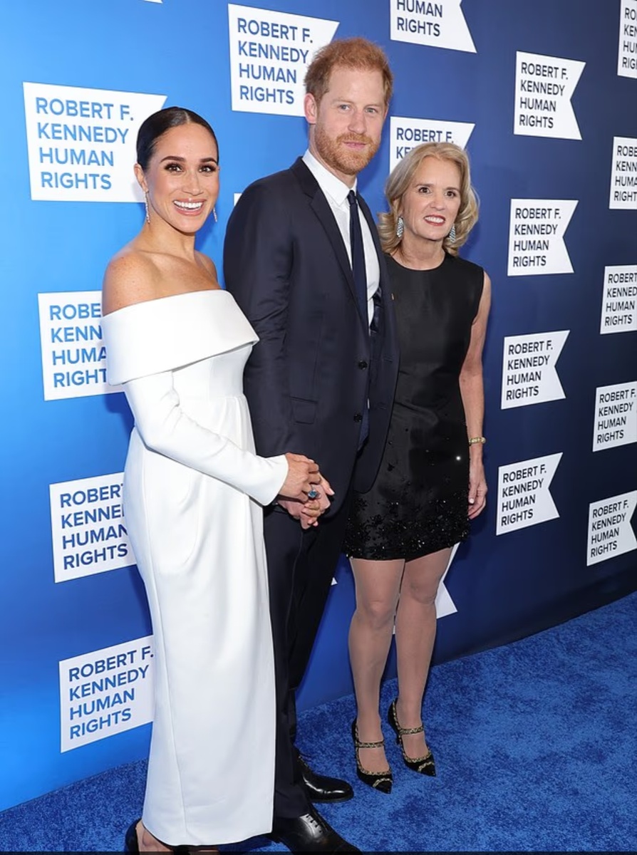 В знак признания их борьбы против «структурного расизма» внутри королевской семьи в октябре 2022 года они были удостоены премии «Ripple of Hope» от правозащитной организации имени Роберта Ф. Кеннеди.