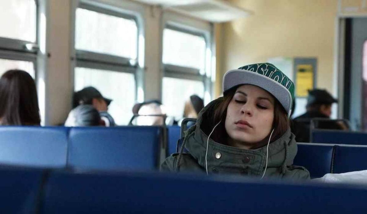     Люди в электричке. Источник: ufa.kp.ru Автор фото: Алексей Булатов