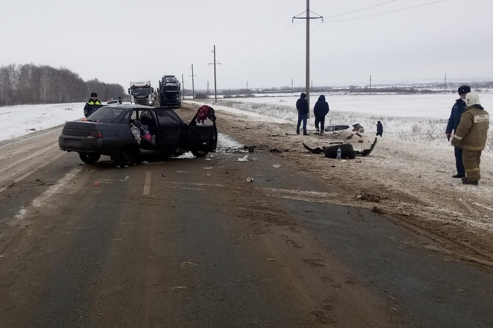    Травмы получили водитель и 25-летняя пассажир отечественного автомобиля. ГУ МЧС России по Оренбургской области