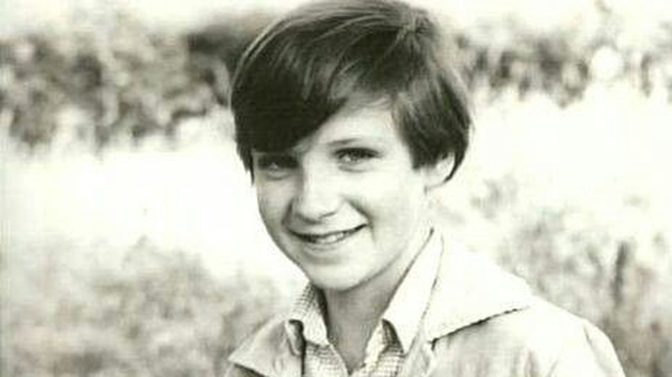 Рэйф был первым из шести детей в семье фотографа Марка Файнса и писательницы Дженнифер Лаш. Родители поощряли занятия детей искусством, в результате чего Рэйф и его брат Джозеф стали актерами, сестры Марта и Софи — соответственно продюсером и режиссером, еще один брат, Магнус,— музыкантом.📷Фото: Из личного архива Рэйфа Файнса