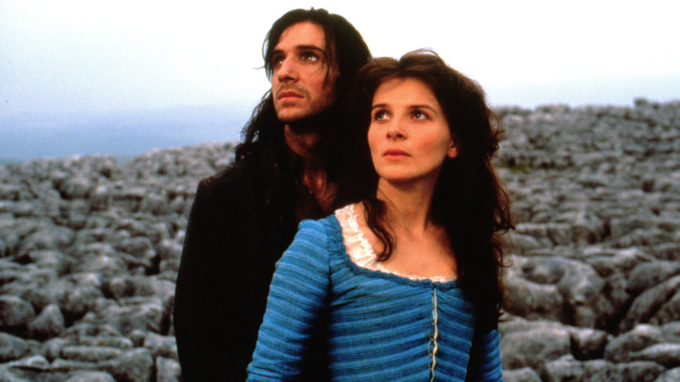 Актерскому мастерству Рэйф Файнс обучался в Королевской академии драматического искусства. В 1988 году он стал участником Королевской шекспировской компании, где сыграл множество классических ролей. Этот опыт в дальнейшем повлиял на творчество актера. Дебютом на большом экране для него стала экранизация романа Эмили Бронте «Грозовой перевал» в 1992 году (кадр на фото).📷Фото: Paramount Pictures