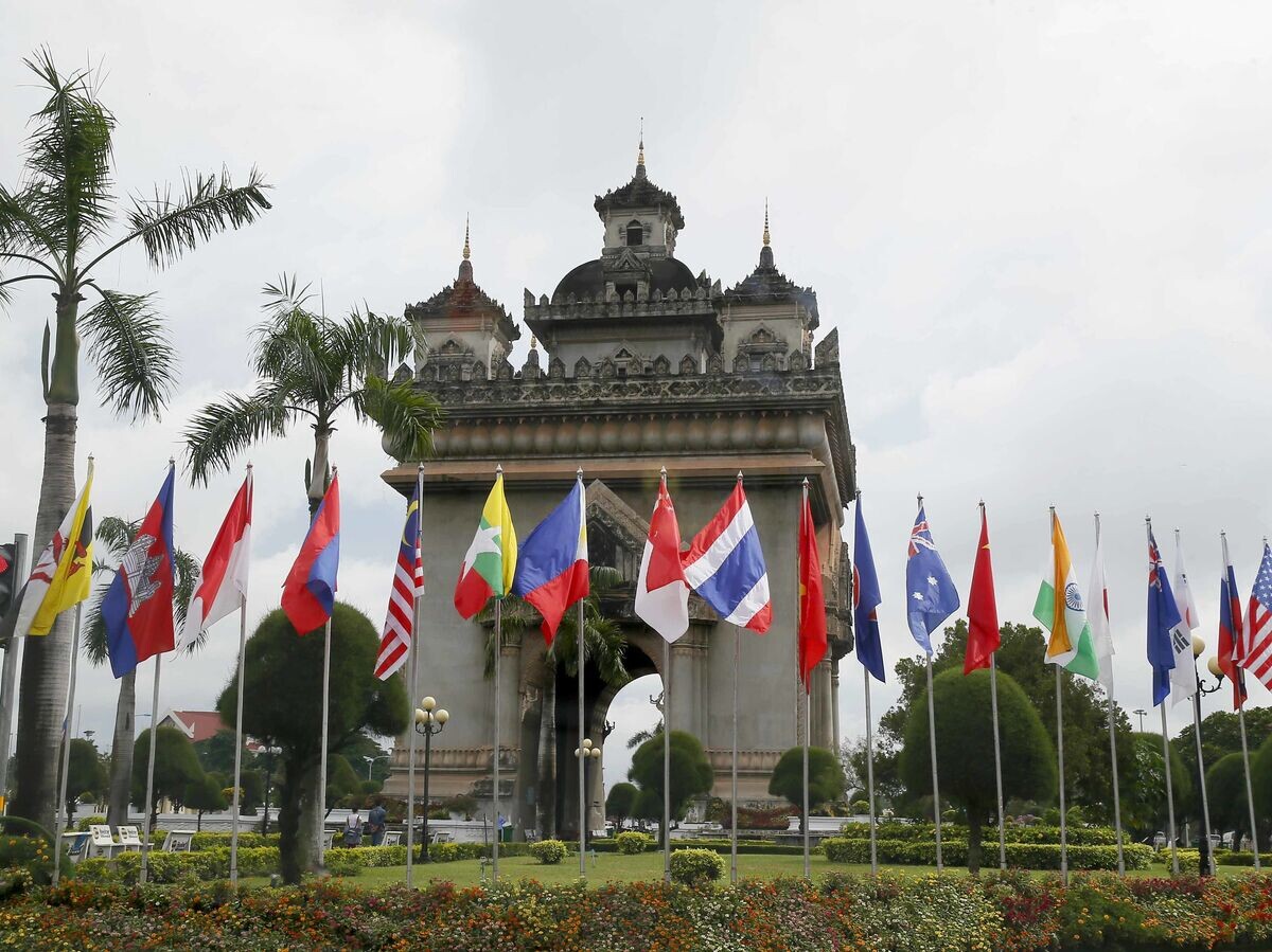    Флаги стран участниц саммита АСЕАН в Лаосе | © AP Photo / Bullit Marquez