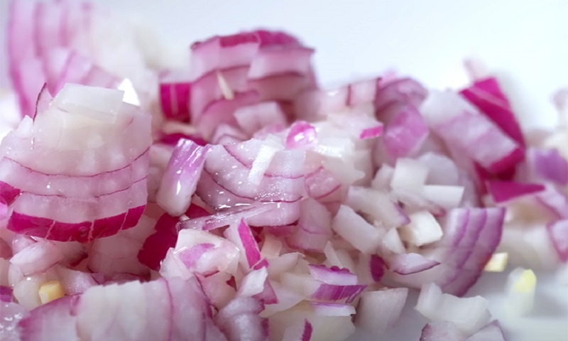 Салат, который станет звездой праздничного вечера: идеальный вариант на Новый год и не только