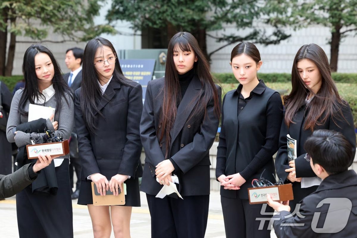   Группа NewJeans (слева направо: Ханни, Минджи, Хеин, Хэрин, Даниэль) © News1, фото Хван Ги Сон