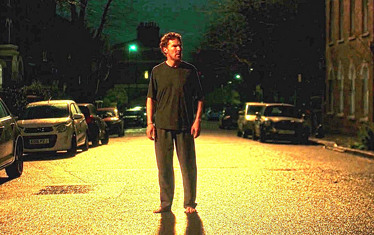 Ничего экстраординарного. Бывают в жизни моменты, когда человеку элементарно не до носков и тапочек. 