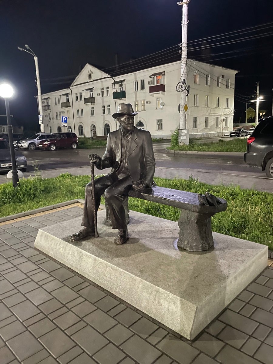 Площадь Мичуринск Уральского вокзала. Памятник Мичурину  