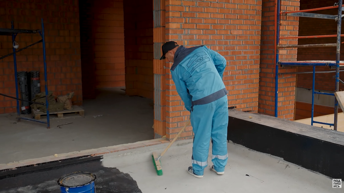 Грунтовка основания кровли перед укладкой пароизоляции