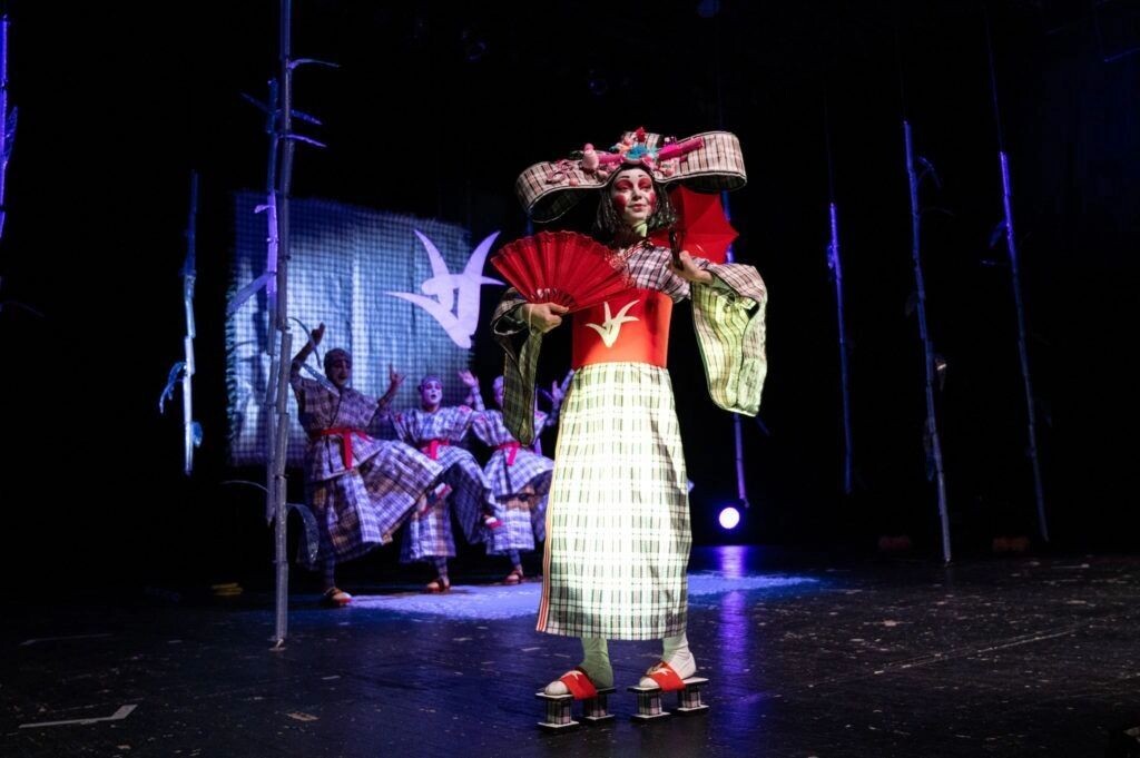    На переднем плане — самая красивая девушка в мире (если верить рассказчикам)   Пятый театр