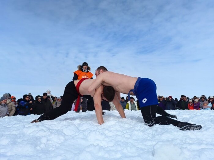 Национальная Чукотская борьба. Десятилетиями АО «ЧТК» было спонсором практически всех культурно-спортивных мероприятий / Фото: телеграм-канал Владислав Кузнецов