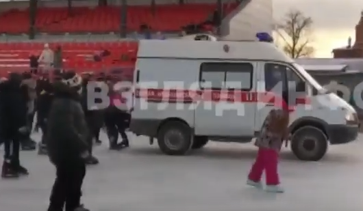     В Минусинске дети цеплялись за машину скорой помощи на катке