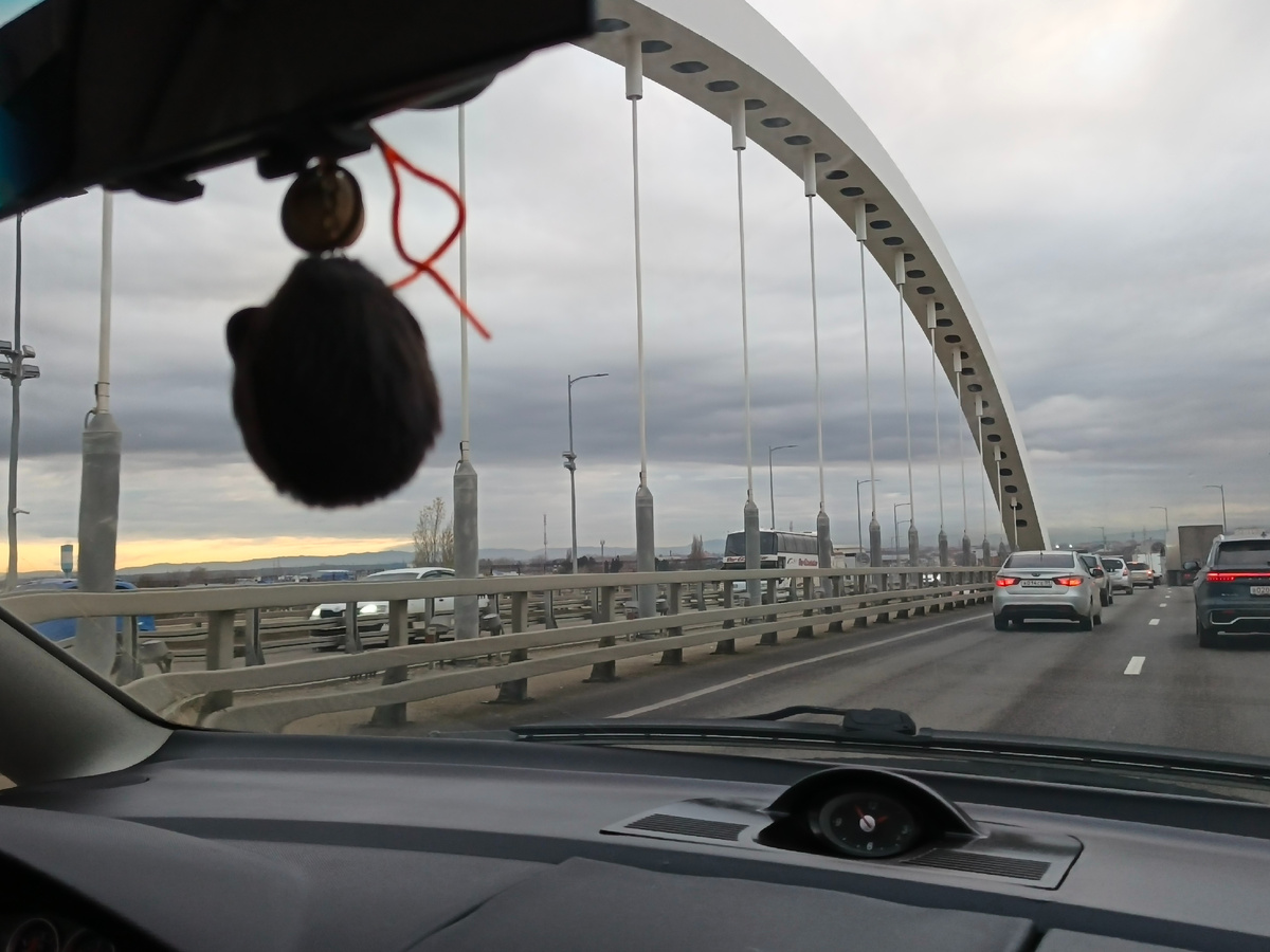 Листайте. В ясную погоду с моста видны горы.