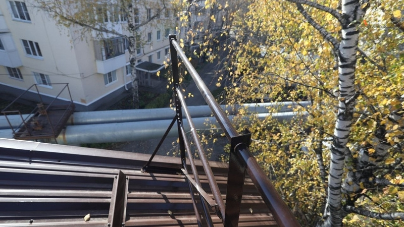    Кровлю обновили в трёхэтажном доме Фото: ИА «Победа26»