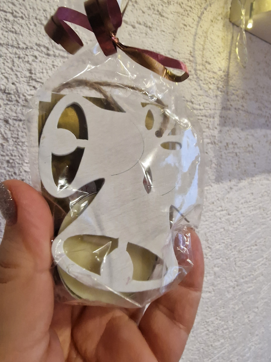 Фото автора: фигурка из дерева, свечка и пакетик чая