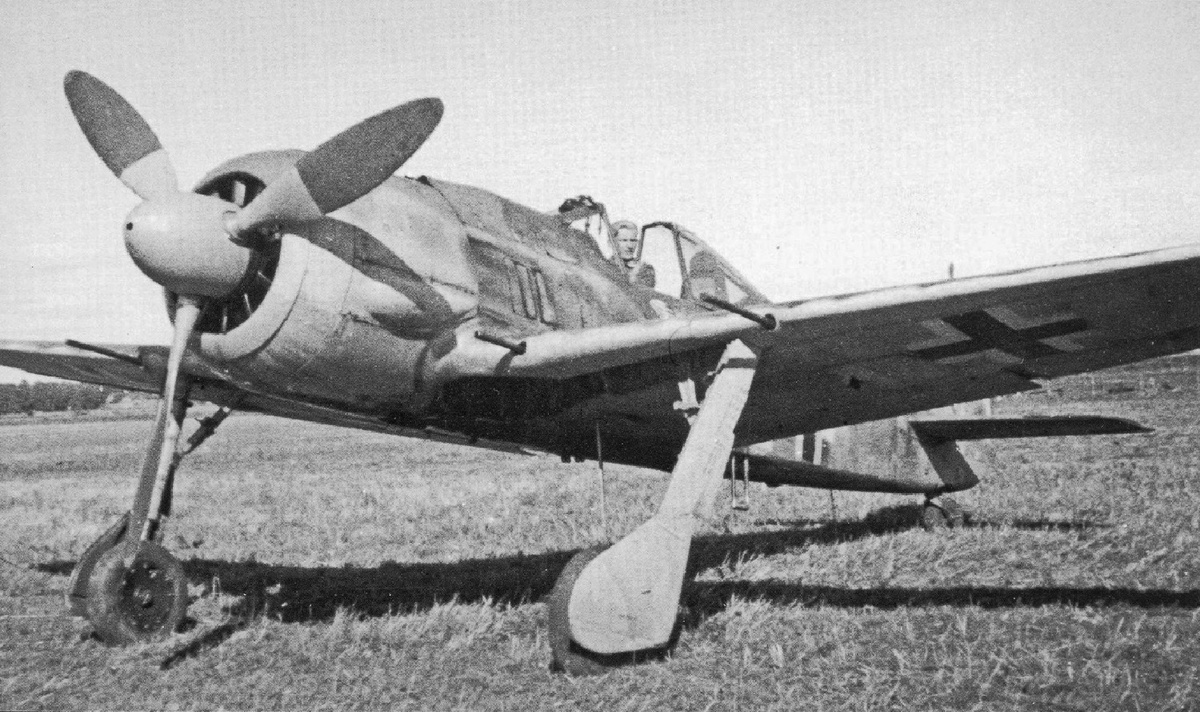 Унтер-офицер Юлиус Хендель из 13-го штаффеля эскадры JG 54 "Зеленое сердце" фотографируется в кабине своего истребителя "Фокке-Вульф" FW-190A-8. Восточная Пруссия, аэродром Тракенен, конец августа 1944 года.