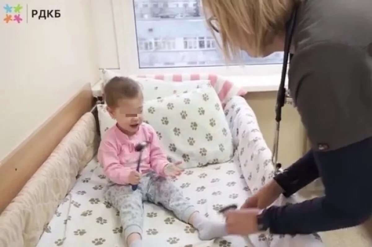    Девочка из Уфы, которую выбросил отец, вернулась после лечения в Москве