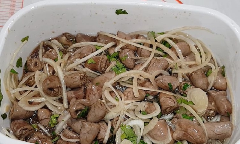 Сочные маринованные куриные сердечки: необычная закуска, которую захочется готовить снова и снова