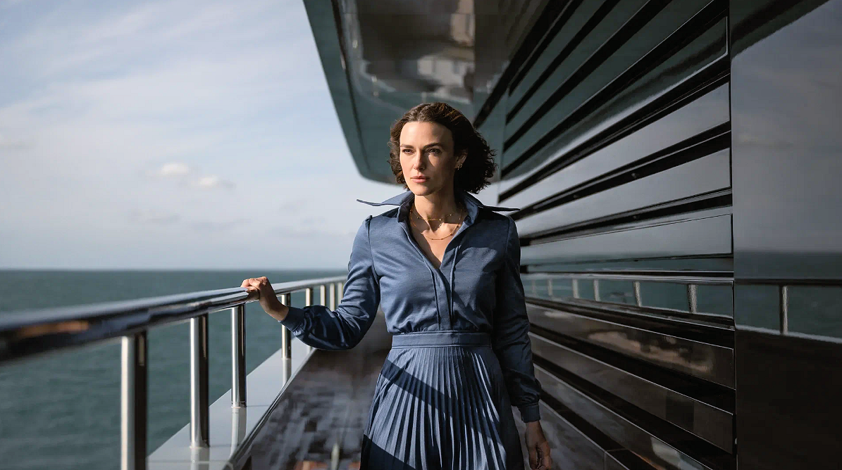 Кира Найтли в роли Лоры. Кадр из фильма «Девушка из каюты № 10» (2025)