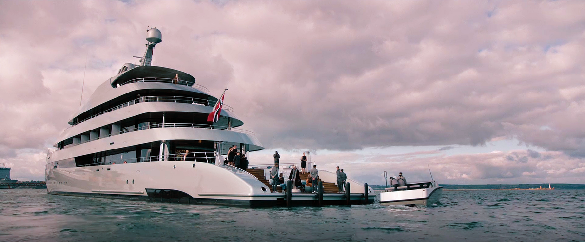 Яхты “Savannah“ в роли яхты “Aurora Borealis”. Кадр из фильма «Девушка из каюты № 10» (2025)