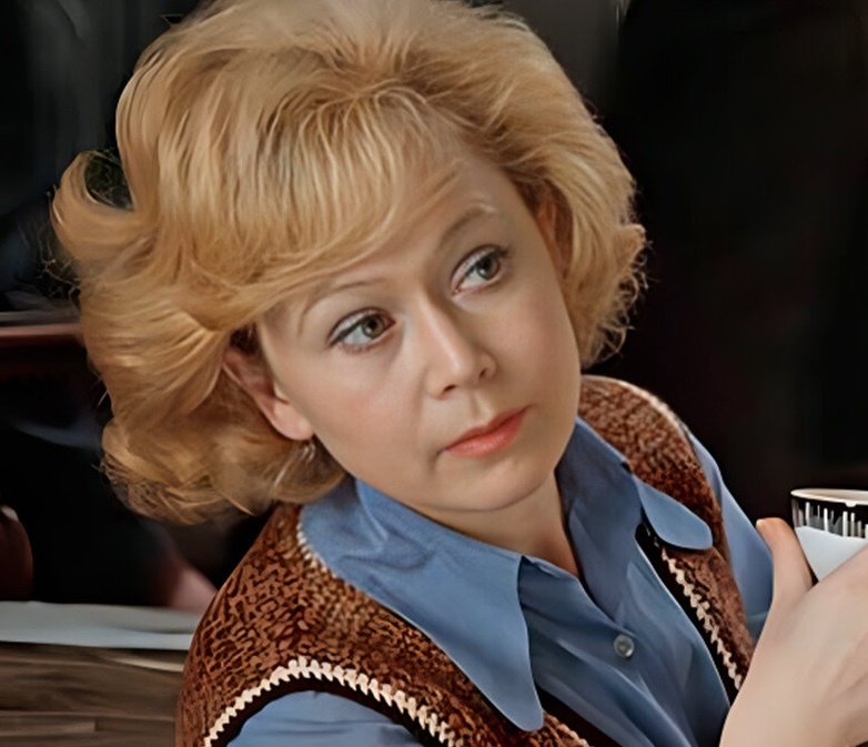 Оленька Рыжова из комедии «Служебный роман» (1977). Кинопоиск.ру.