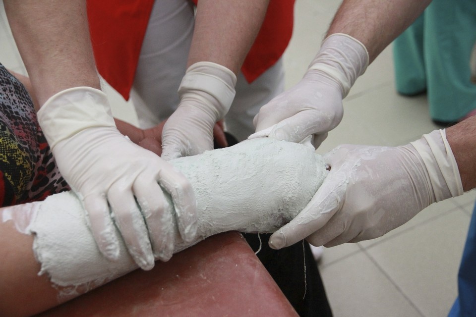    По словам истца, дама с силой толкнула его, он упал и получил серьезные переломы. Олег УКЛАДОВ