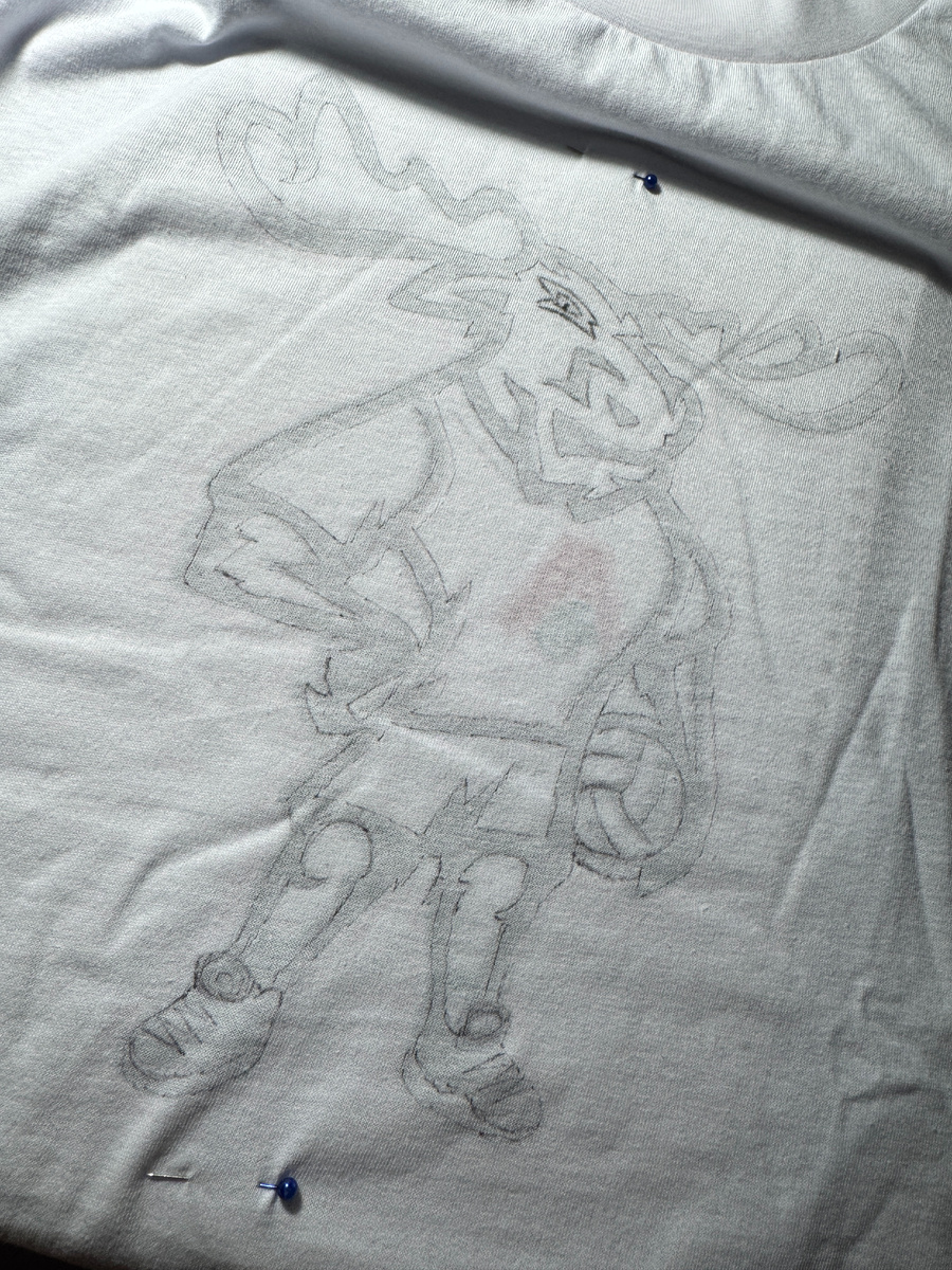 Закрепила шаблон иголочками к футболке. Сначала обводила контур рисунка простым карандашом, но на последующих футболках начаинала работать сразу красками.