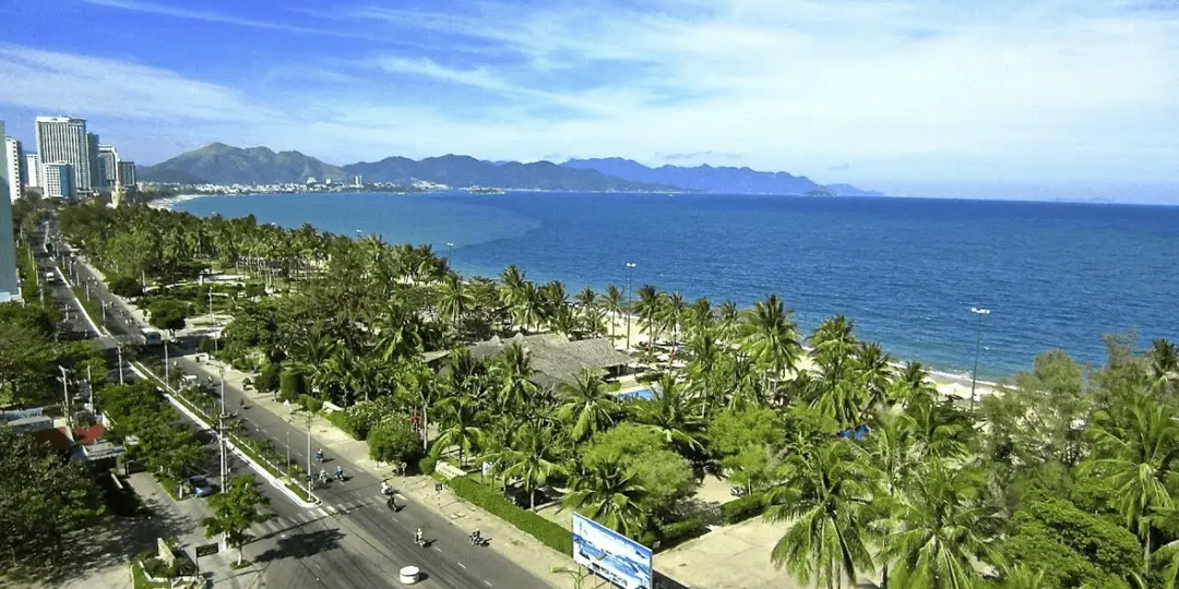 Всеобъемлющий путеводитель по обмену валюты в Нячанге на 2025-2026 гг.: от долларов к донгам и мой личный опыт