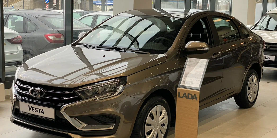 Продажи у Весты упали на 39,4%, а ВАЗ вновь поднял на Весту цены. Сколько теперь стоит Веста?