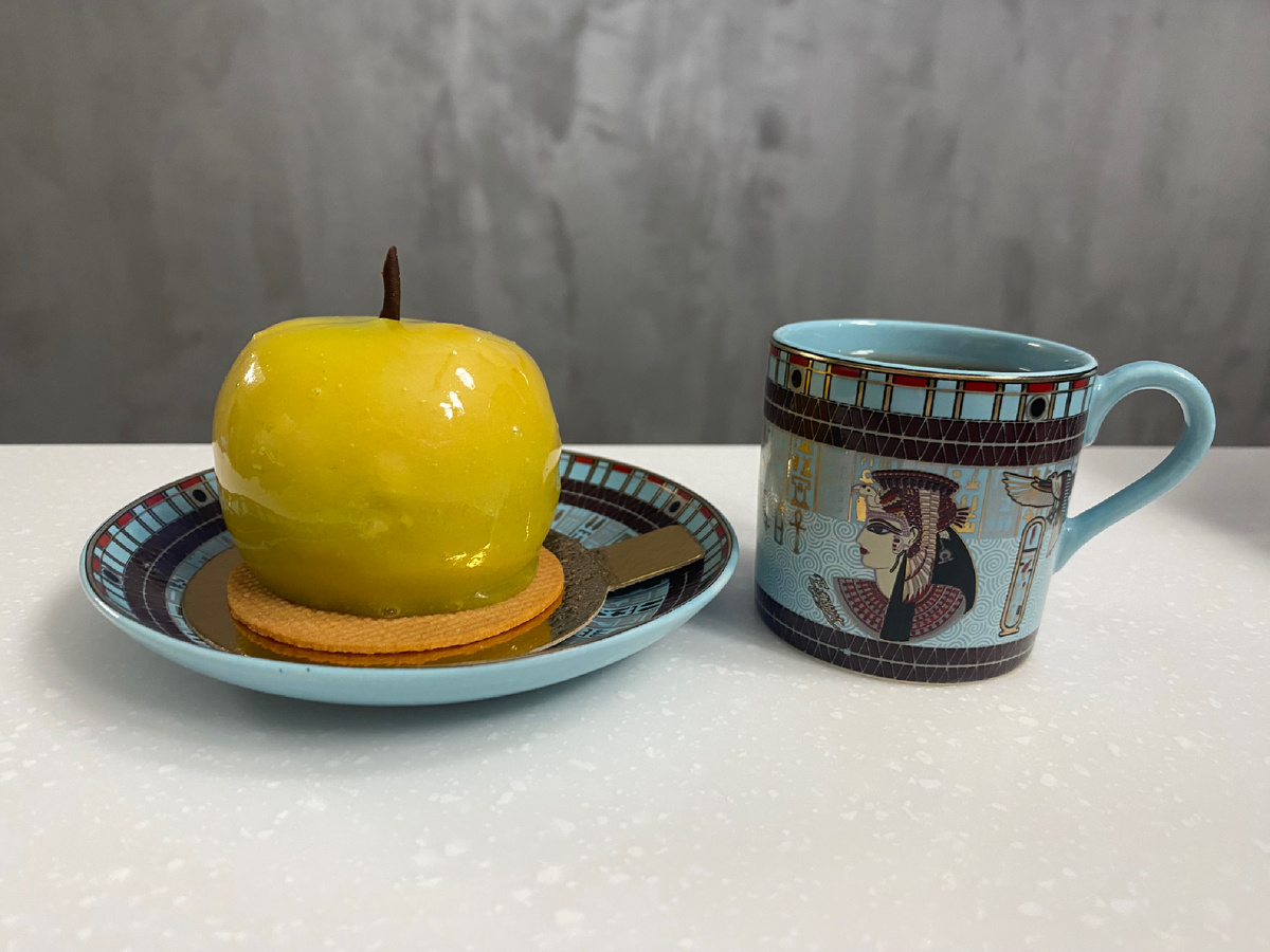 Фото автора. Внучка начинает поднимать настроение маленькими подарочками. 