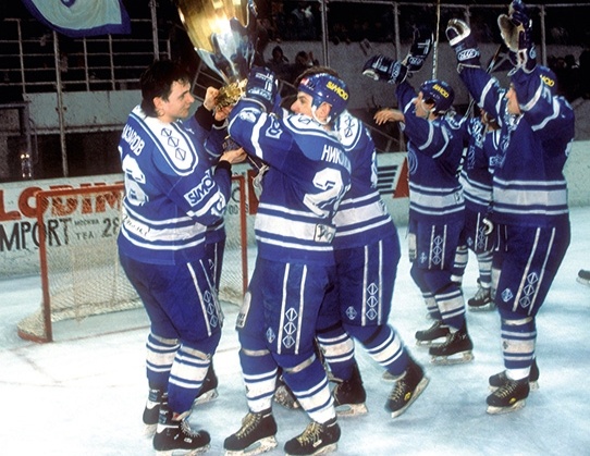 Фото из открытых источников (игроки "Динамо" с Кубком)