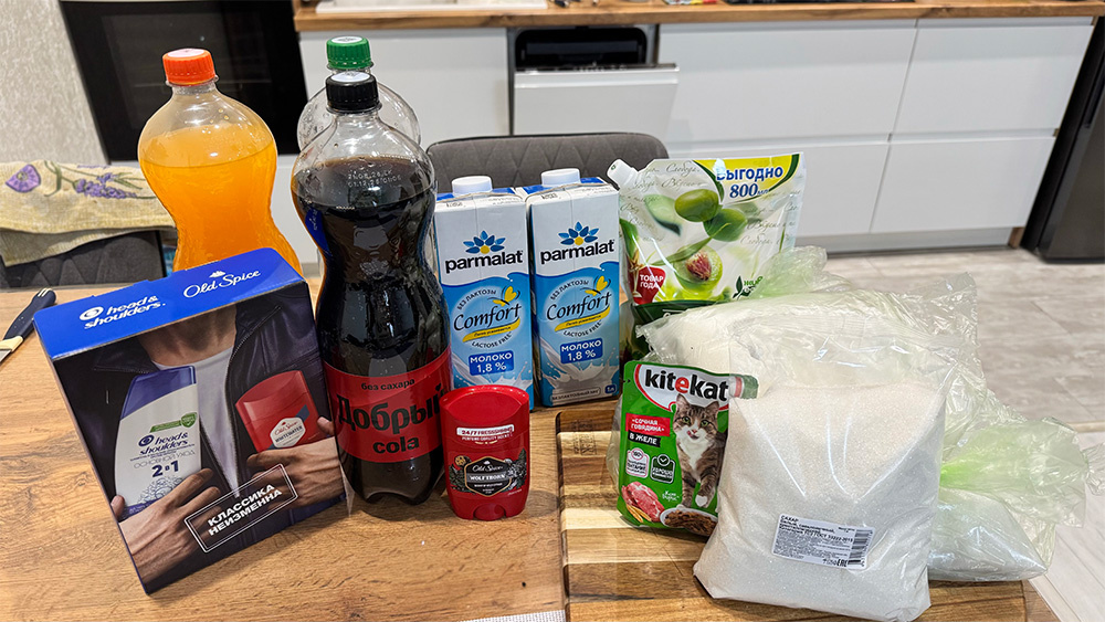 На фото не все товары — часть уже успели съесть. :)