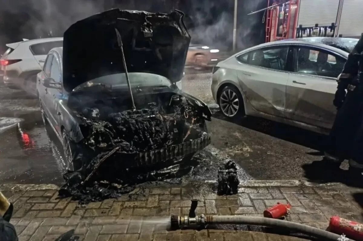    Появилось видео горящего на парковке автомобиля в Твери