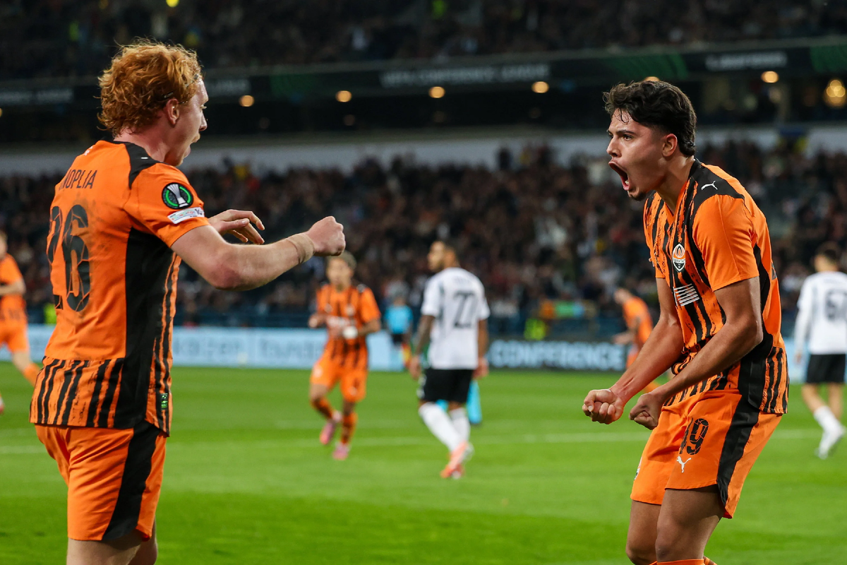 Игроки «Шахтера» в матче против «Легии» (Фото: Michal Gaciarz / Zuma / TASS)