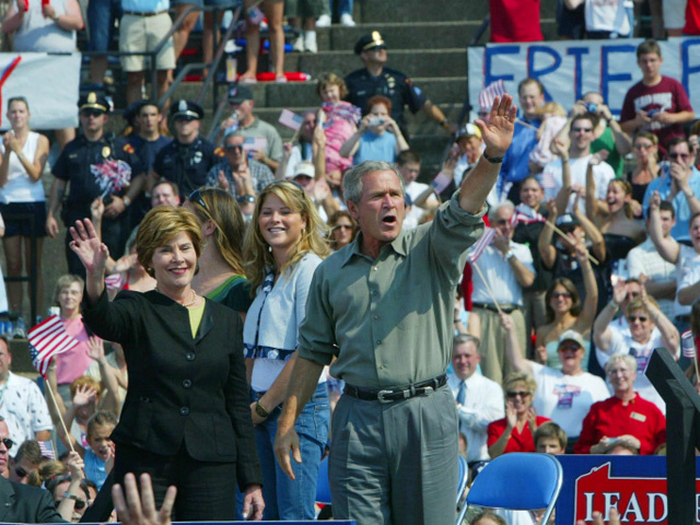 В 2004 году президент Буш вместе с первой леди и близнецами предпринял заключительную попытку продвижения своей предвыборной кампании на митинге в городе Эри, штат Пенсильвания