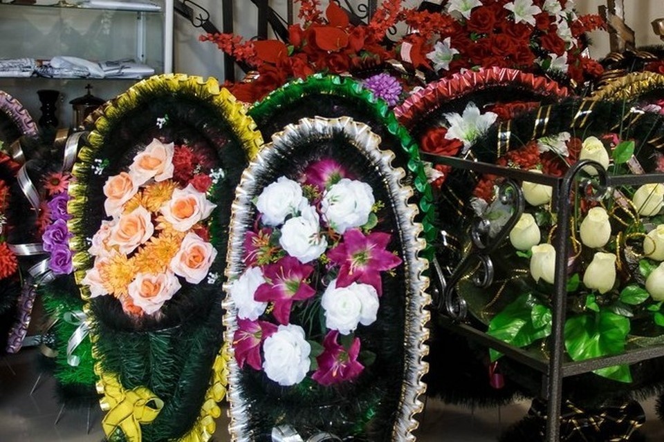    Это сооружение полностью заблокировало единственную дорогу, ведущую к местам захоронений. Светлана МАКОВЕЕВА