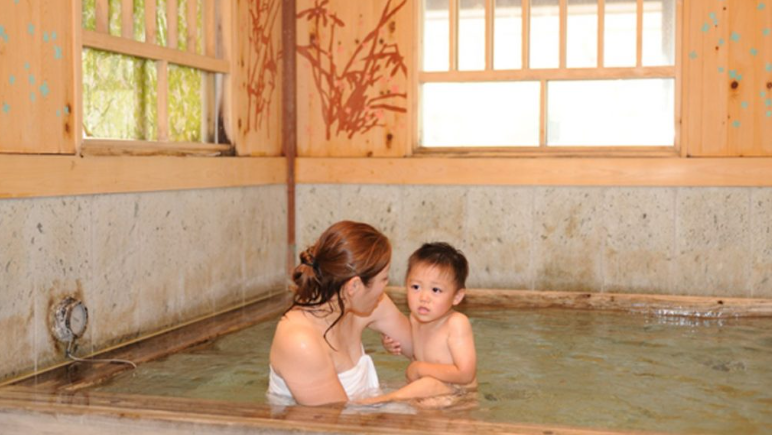 Я не люблю ходить в купальни с детьми, потому что они иногда в них писают