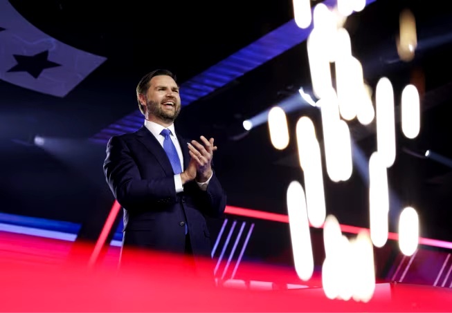 Вице-президент Джей Ди Вэнс выступает в последний день ежегодной конференции Turning Point USA «Америкафест» в Финиксе, 21 декабря 2025 года. Кайло Силс/Getty Images.