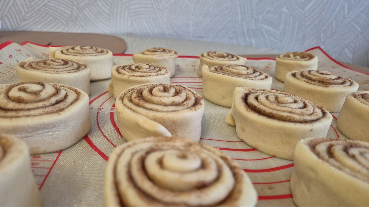 Острым ножом нарезаем на несколько равных частей. Выкладываем их в противень.