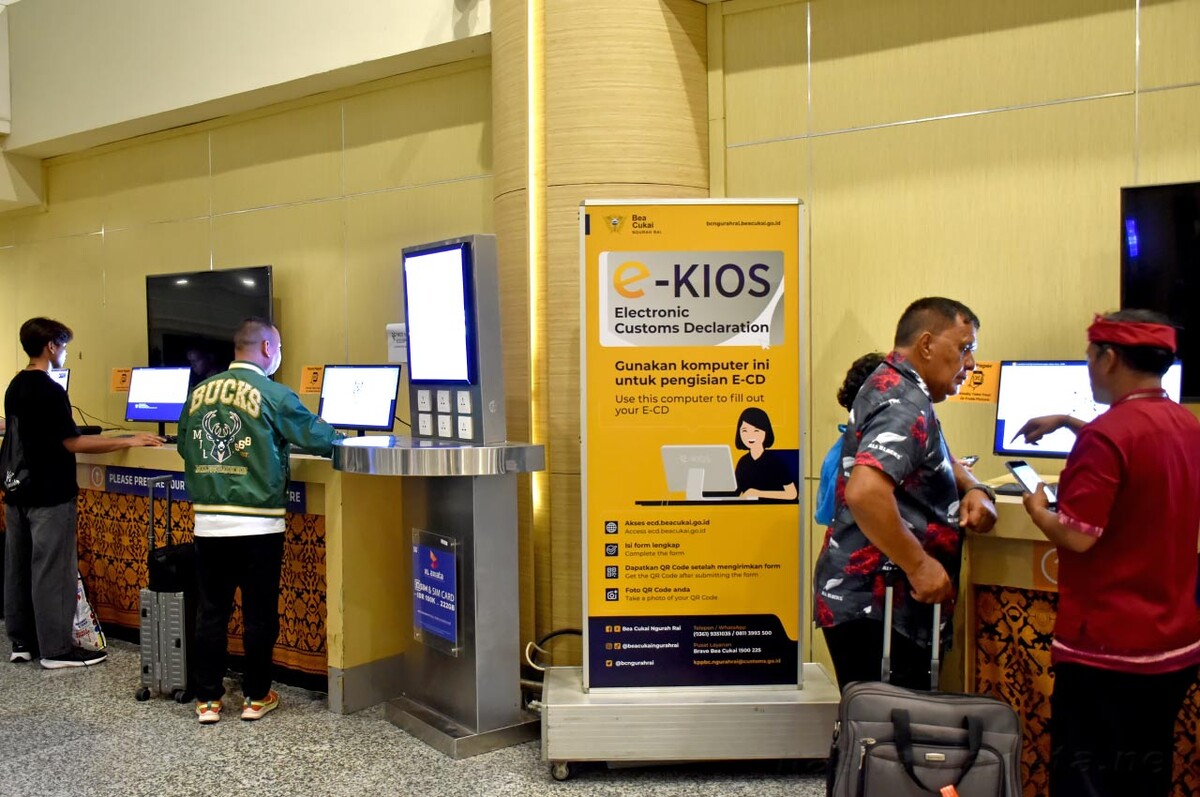 Стойки для заполнения электронной таможенной формы в аэропорту Бали