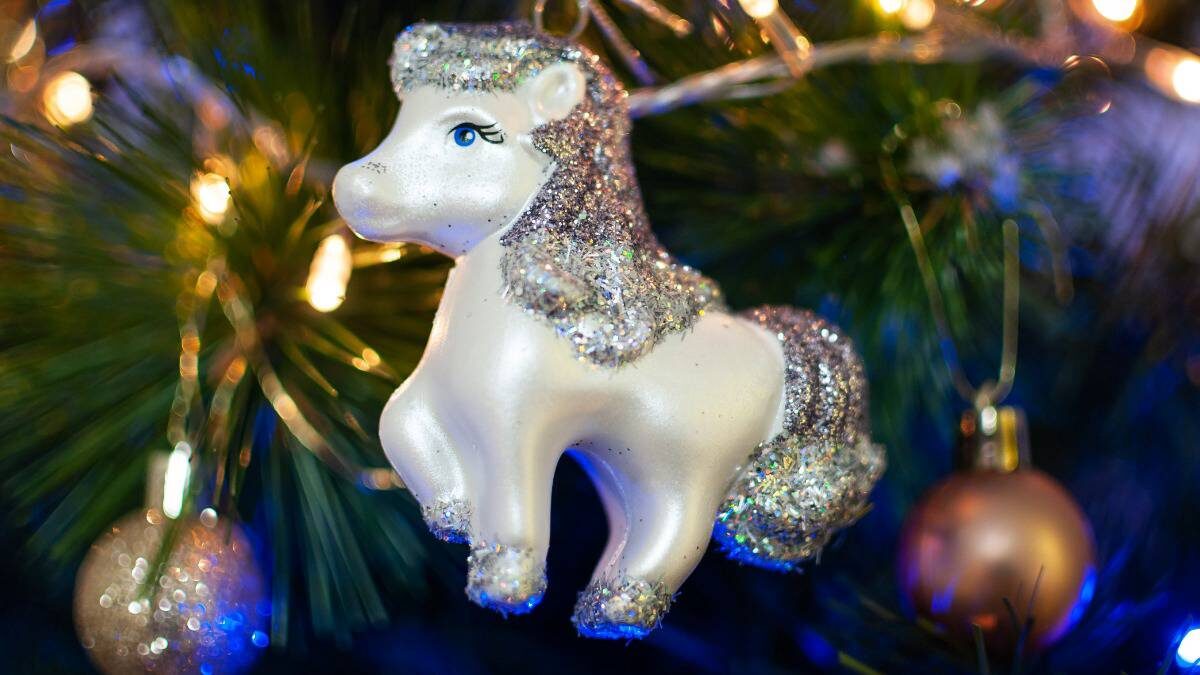    Продажи новогодних украшений и поделок с лошадиной эстетикой в нынешнем декабре бьют рекорды — рост аж на 780 процентов! / Фото: Shutterstock